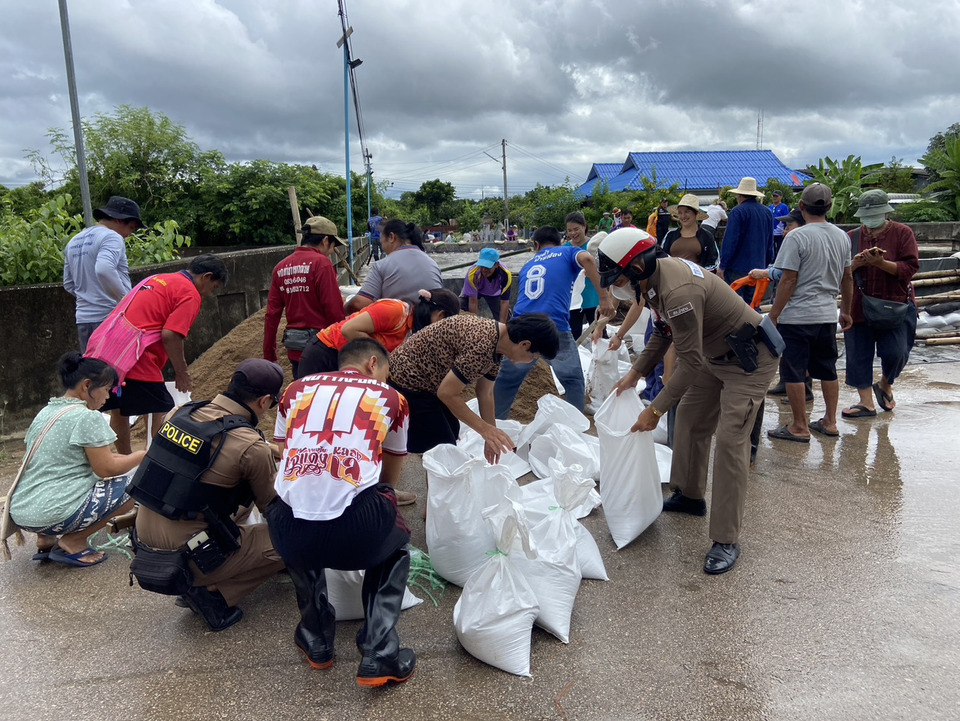 น้ำแม่ทา ลำพูนล้นตลิ่งท่วมสะพานหลังตลาดป่าซาง จนท.ชาวบ้านเร่งขนกระสอบทรายอุดน้ำจ้าละหวั่น