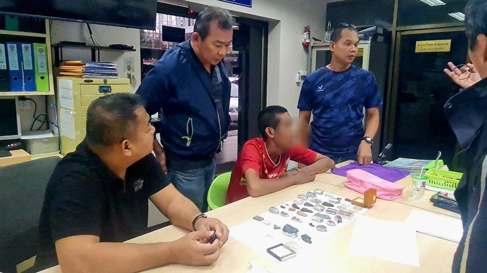 ตำรวจรวบเซียนพระลักทรัพย์ลูกค้าคาบ้านพร้อมของกลาง 42 องค์