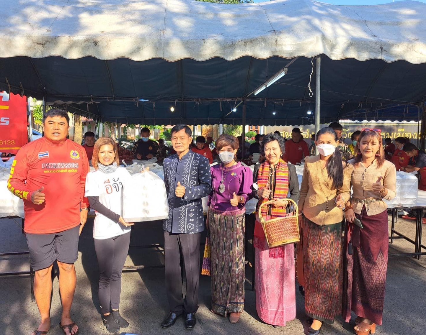 รองผู้ว่าฯศรีสะเกษ-นายกฯส่งเสริมท่องเที่ยว ให้กำลังใจมูลนิธิเพชรเกษม-เพจอีจัน จัดข้าวเสิร์ฟผู้ประสบภัยวันละ 10,000 กล่อง