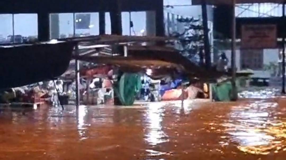 เร่งช่วยเหลือชาวบ้านกระบุรีประสบภัยน้ำท่วมเหตุฝนตกสะสมจนน้ำป่าทะลัก  