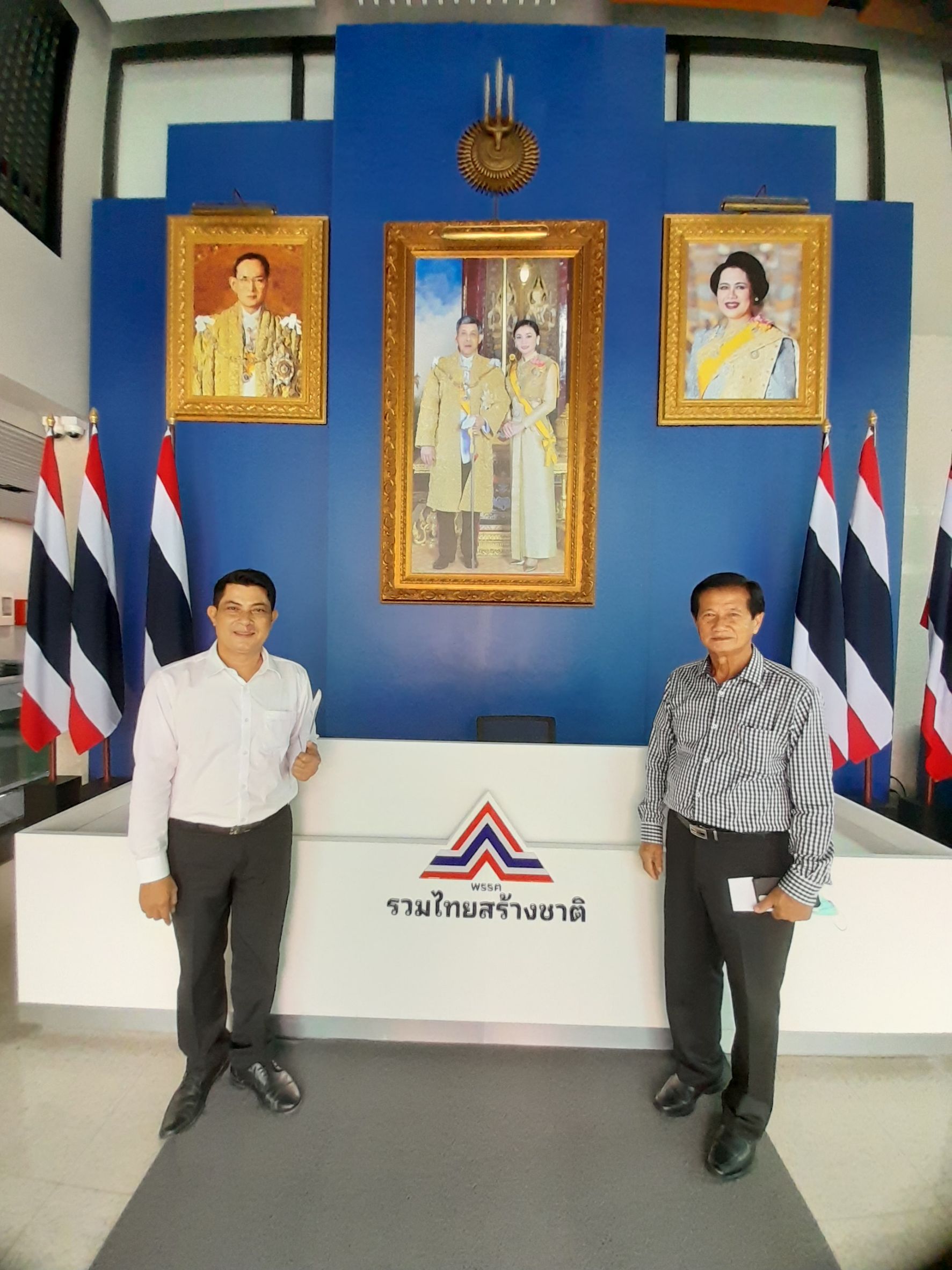 "พงศ์สินธุ์ -สุรเชษฐ" จับมือลา "ประชาธิปัตย์"  สมัครสมาชิก "พรรครวมไทยสร้างชาติ" 