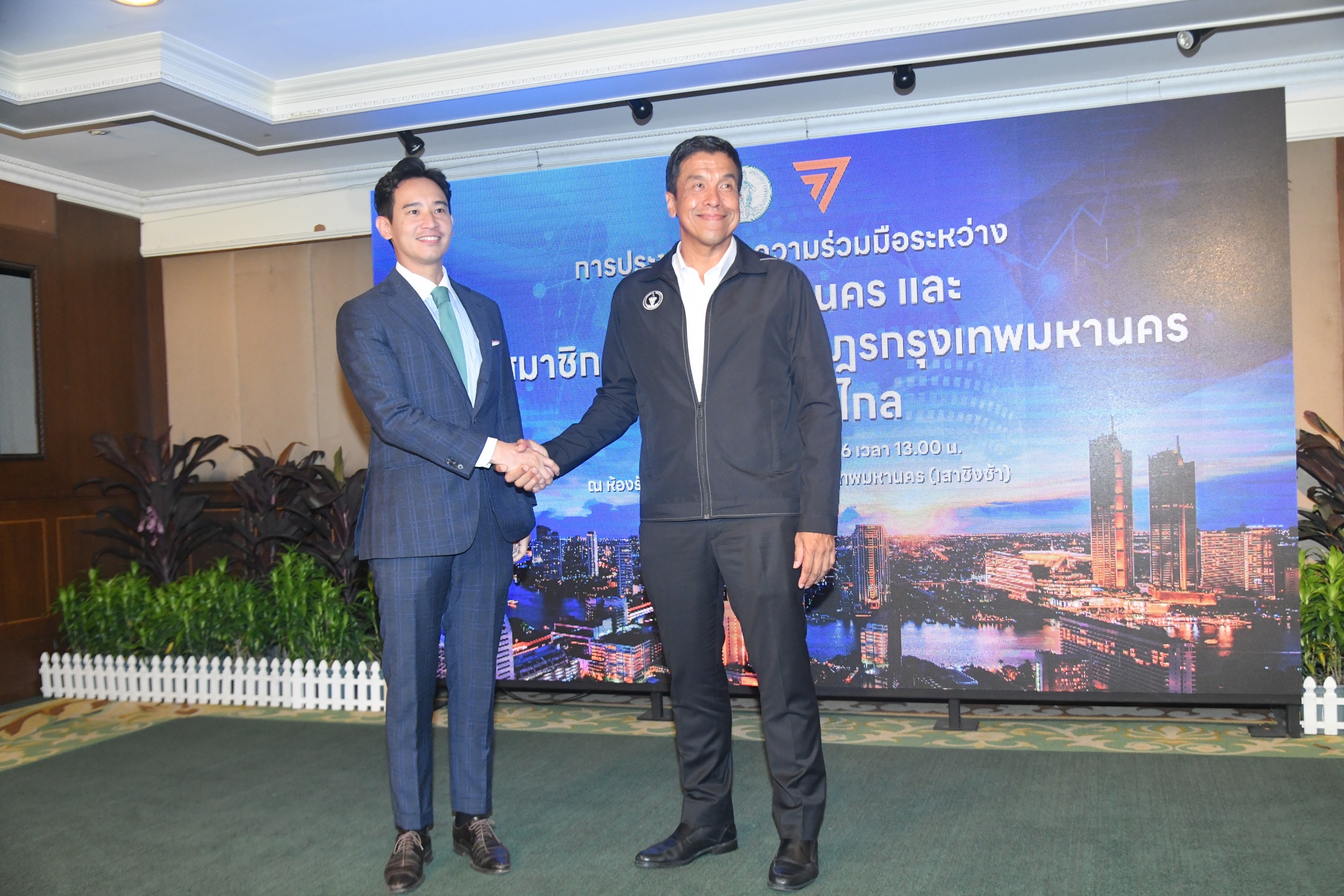 “ชัชชาติ” ยื่น21ข้อเสนอ “พิธา” สร้างความร่วมมือไร้รอยต่อ เดินหน้าแก้ปัญหาเร่งด่วน “น้ำท่วม-รถติด-ฝุ่น”