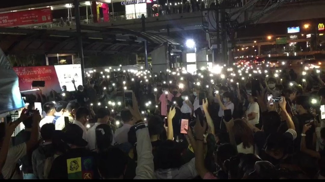 บรรยากาศกลุ่มนักเรียนนักศึกษา ชุมนุมหน้าห้างเช็นทรัล พระราม2 บางขุนเทียน