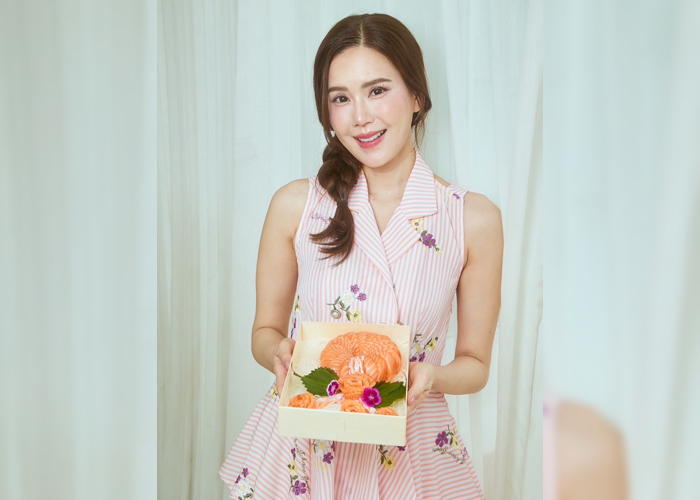 สวยเก๋ไม่เหมือนใคร !! 'เจี๊ยบ พิจิตตรา' ทำถึงมากพวงมาลัยวันแม่จากปลาแซลมอน ” ลูกอิ่มใจ แม่ได้ทาน “