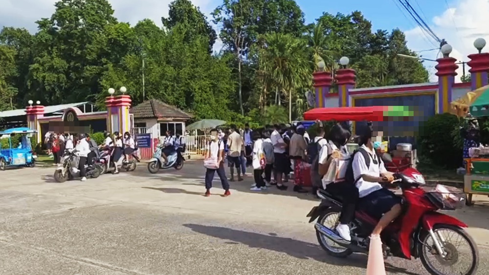 ดราม่าแรง! โรงเรียนออกกฎเหล็ก ไม่ยืนเคารพธงชาติ-ร้องเพลงสรรเสริญไม่ดัง ถูกตัด 10 คะแนน ผอ. ลั่นใครรับไม่ได้ให้ลาออกไป