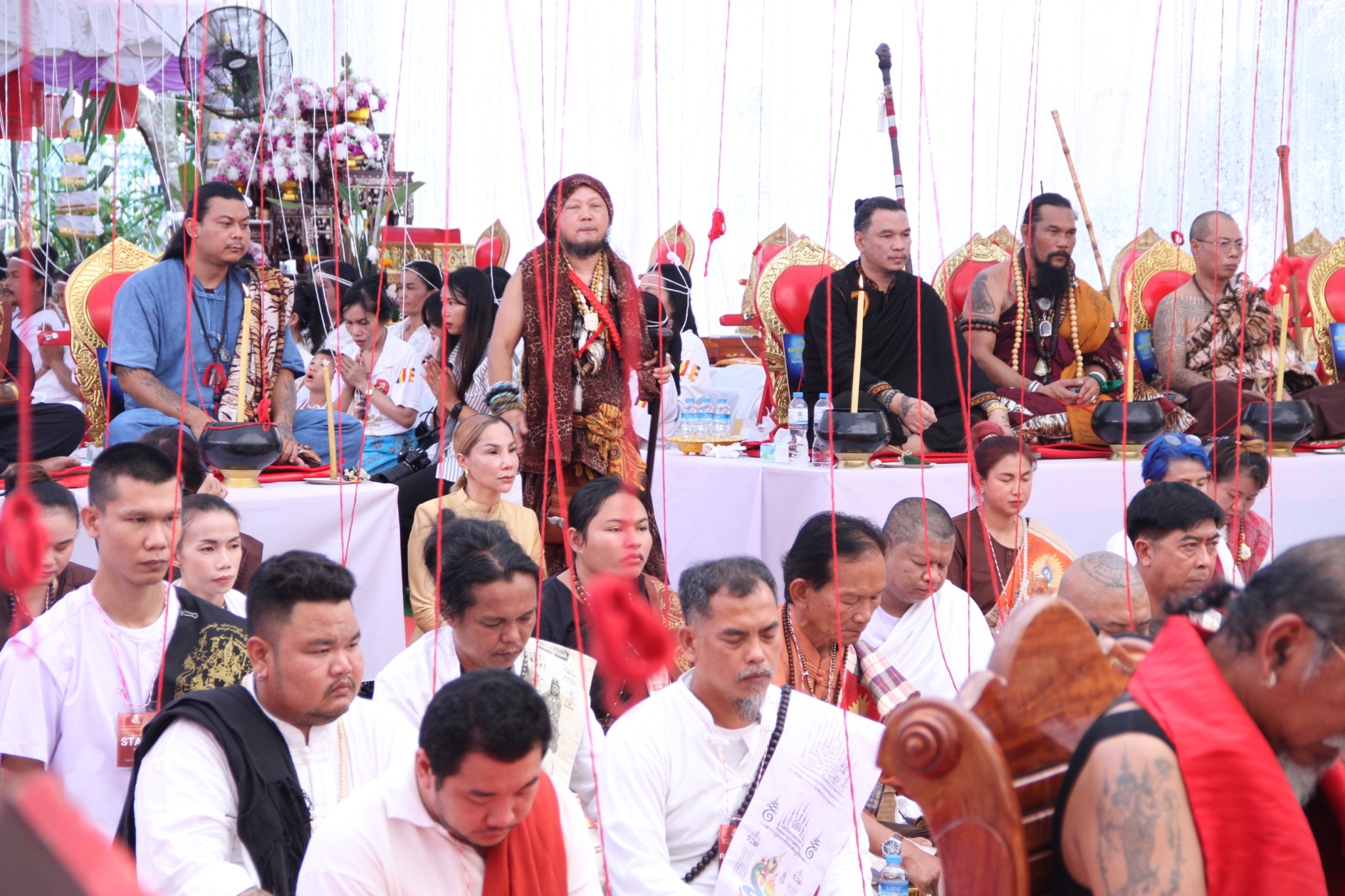 สกลนคร หลวงปู่ดุสิต เกจิดัง สุพรรณบุรี ปลุกเสกวัตถุมงคลร่วมเกจิดังทั่วประเทศ แห่ส่องเลขเด็ดขันน้ำมนต์