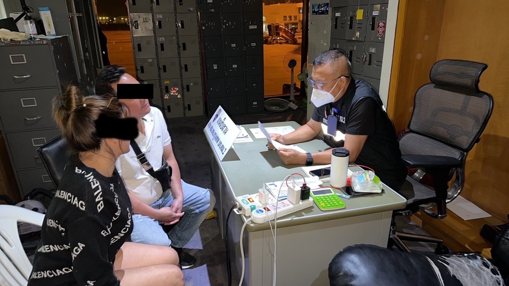 บก.ตม.2 จับกุมผู้ต้องหา 2 ราย ตามหมายจับการพนันออนไลน์