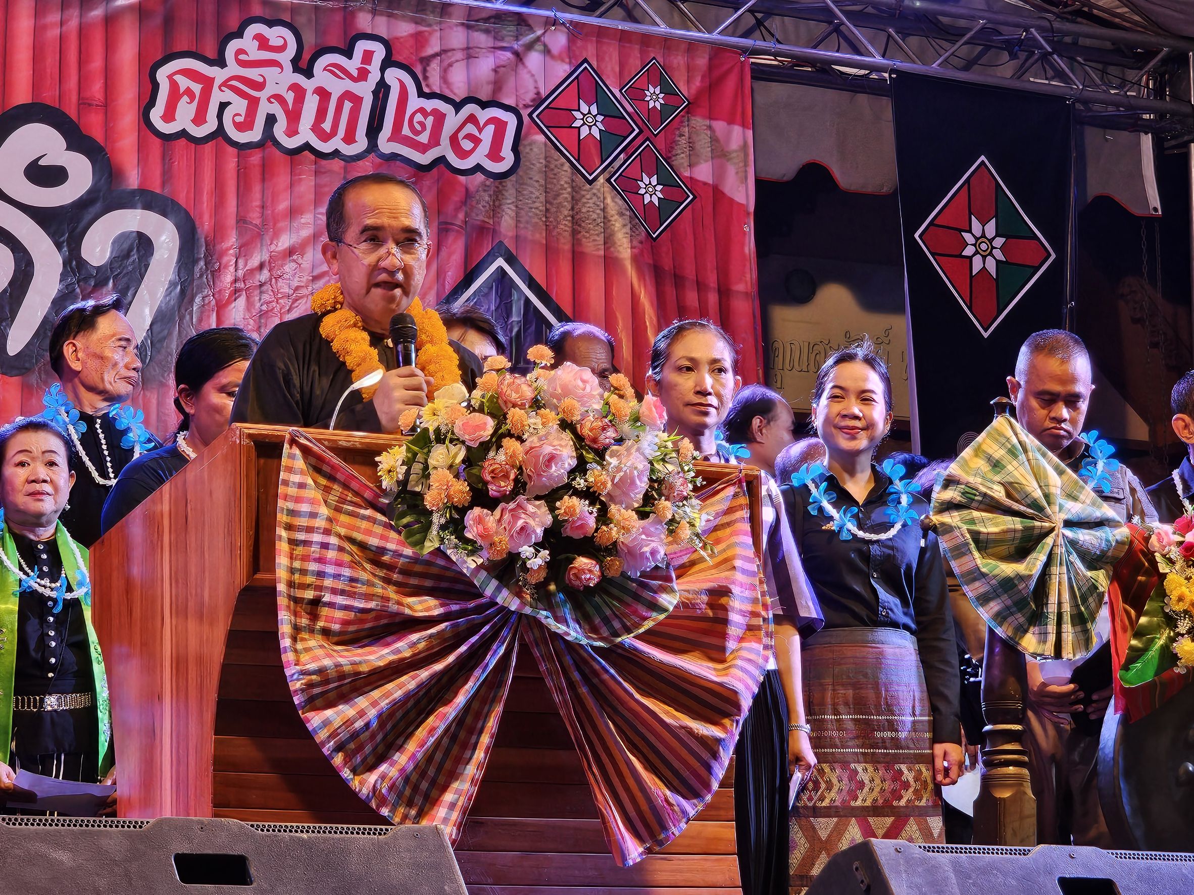 ผู้ว่าฯประจวบคีรีขันธ์เปิดงานอนุรักษ์และสืบสานวัฒนธรรมประเพณีไทยทรงดำของบ้านตาลเจ็ดยอด  