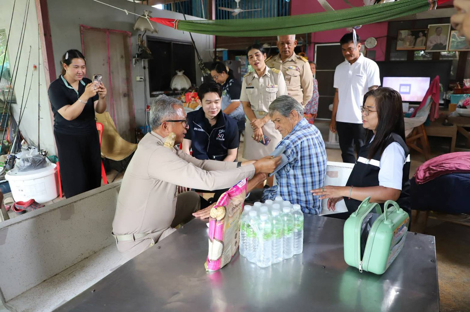 อบต.นรสิงห์ลงพื้นที่ส่งต่อกำลังใจ มอบสวัสดิการ “กองบุญวันละบาท” ช่วยสมาชิกป่วย 2 ราย