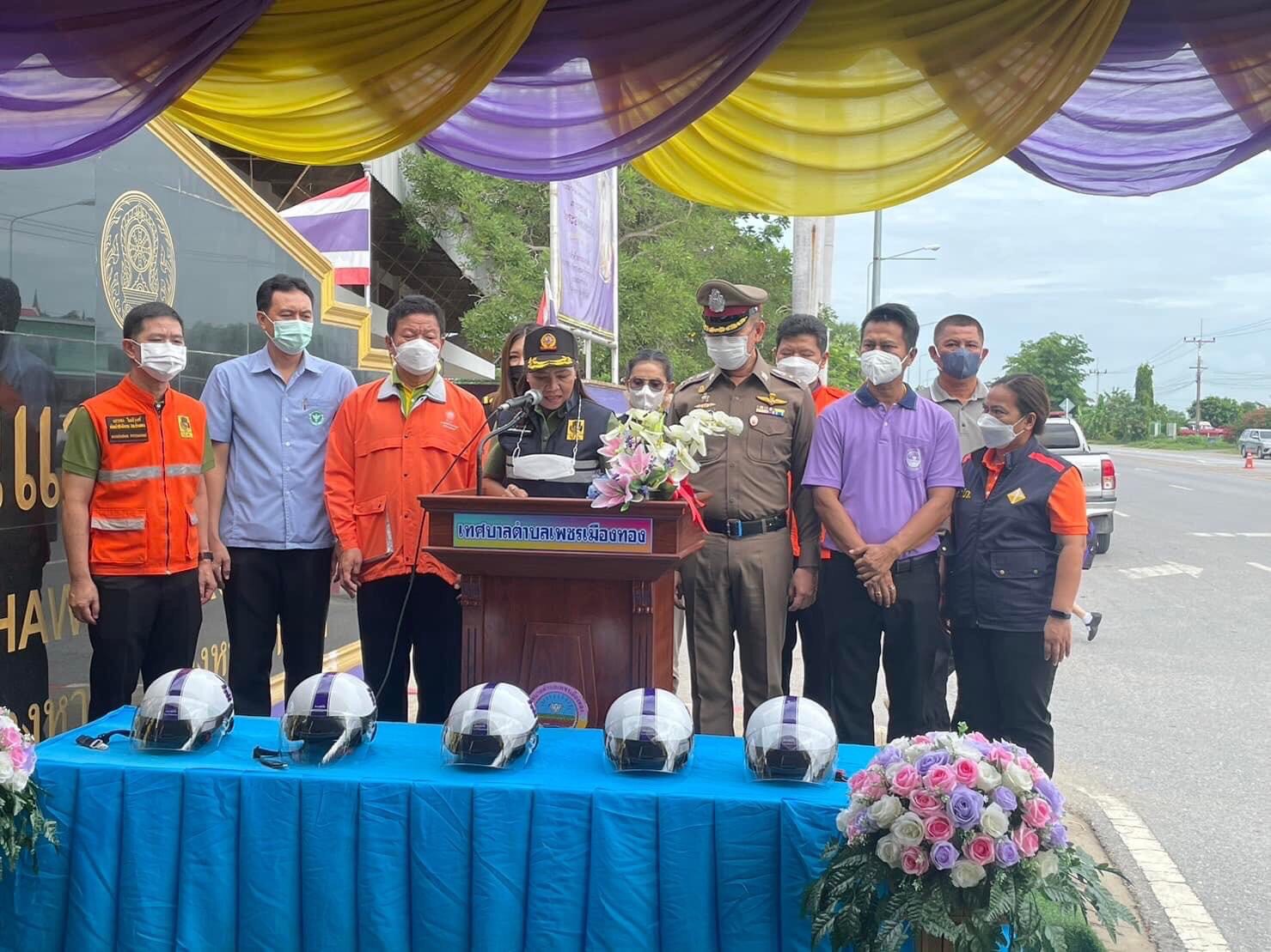 อ่างทอง รณรงค์ความปลอดภัยทางถนน รณรงค์สวมหมวกนิรภัย 100 % ปรับปรุงทางข้าม ขีดสีตีเส้น สร้างจิตสำนึกให้ผู้ใช้รถ