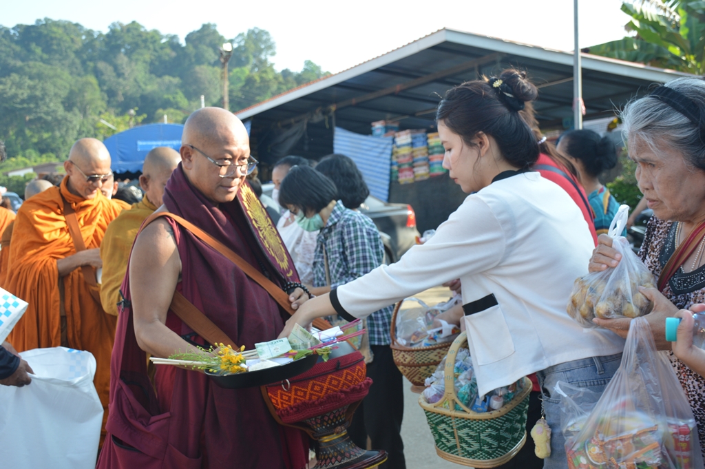 "สส.รวี" เปิดงานทำบุญตักบาตรเทโวโรหณะสัญจร-งานแห่เปรต วัดดอยสวรรค์
