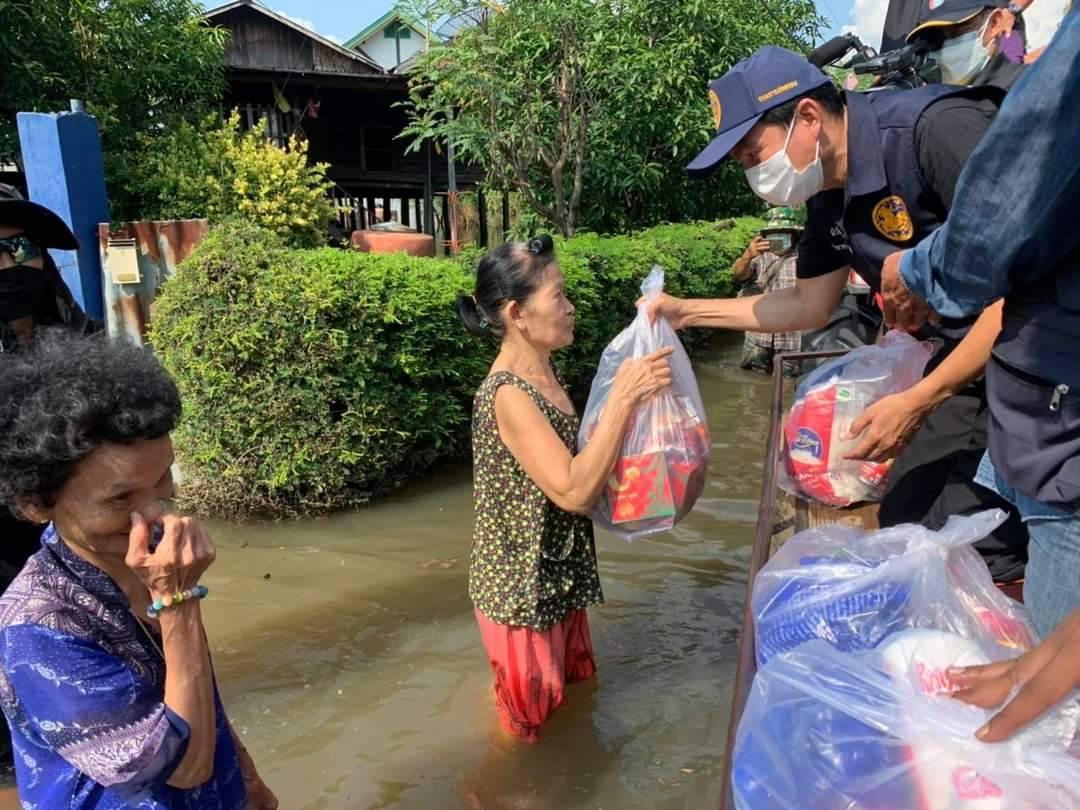 อำเภอบ้านหมี่ จ.ลพบุรี น้ำยังท่วมสูง  หลายองค์กรช่วยเหลือต่อเนื่อง