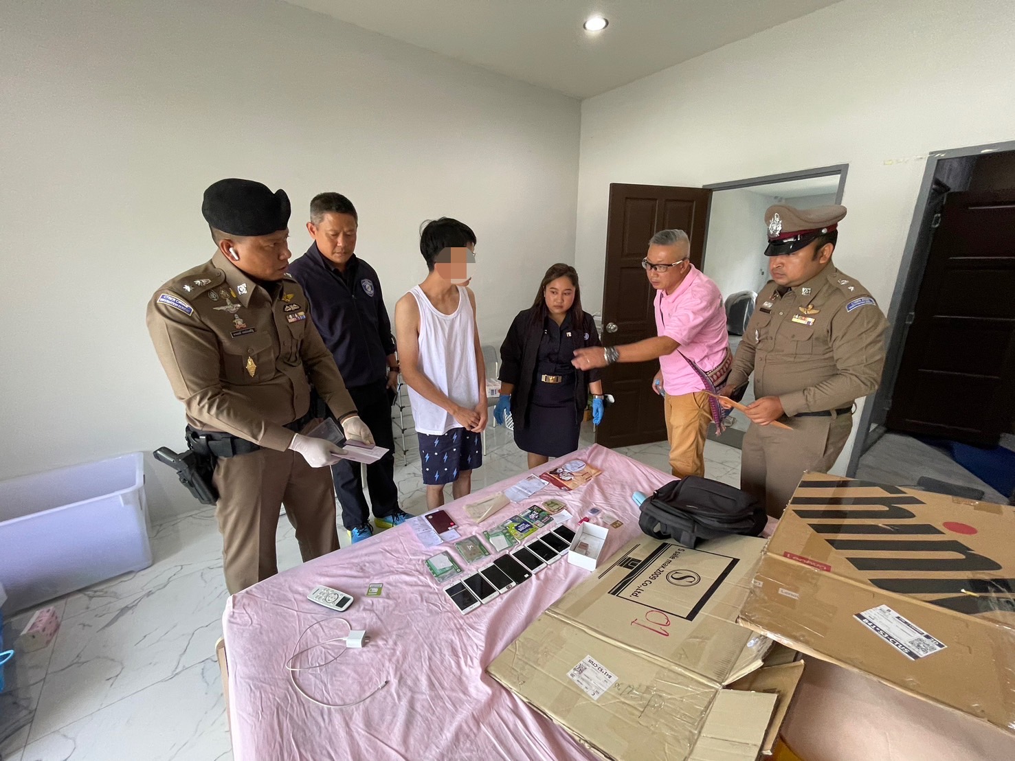 ตำรวจไซเบอร์ ทลายแก๊งคอลเซ็นเตอร์ชาวจีนรายใหญ่ ตั้งฐานในเมืองคอนหลอกคนไทยและชาวจีน 