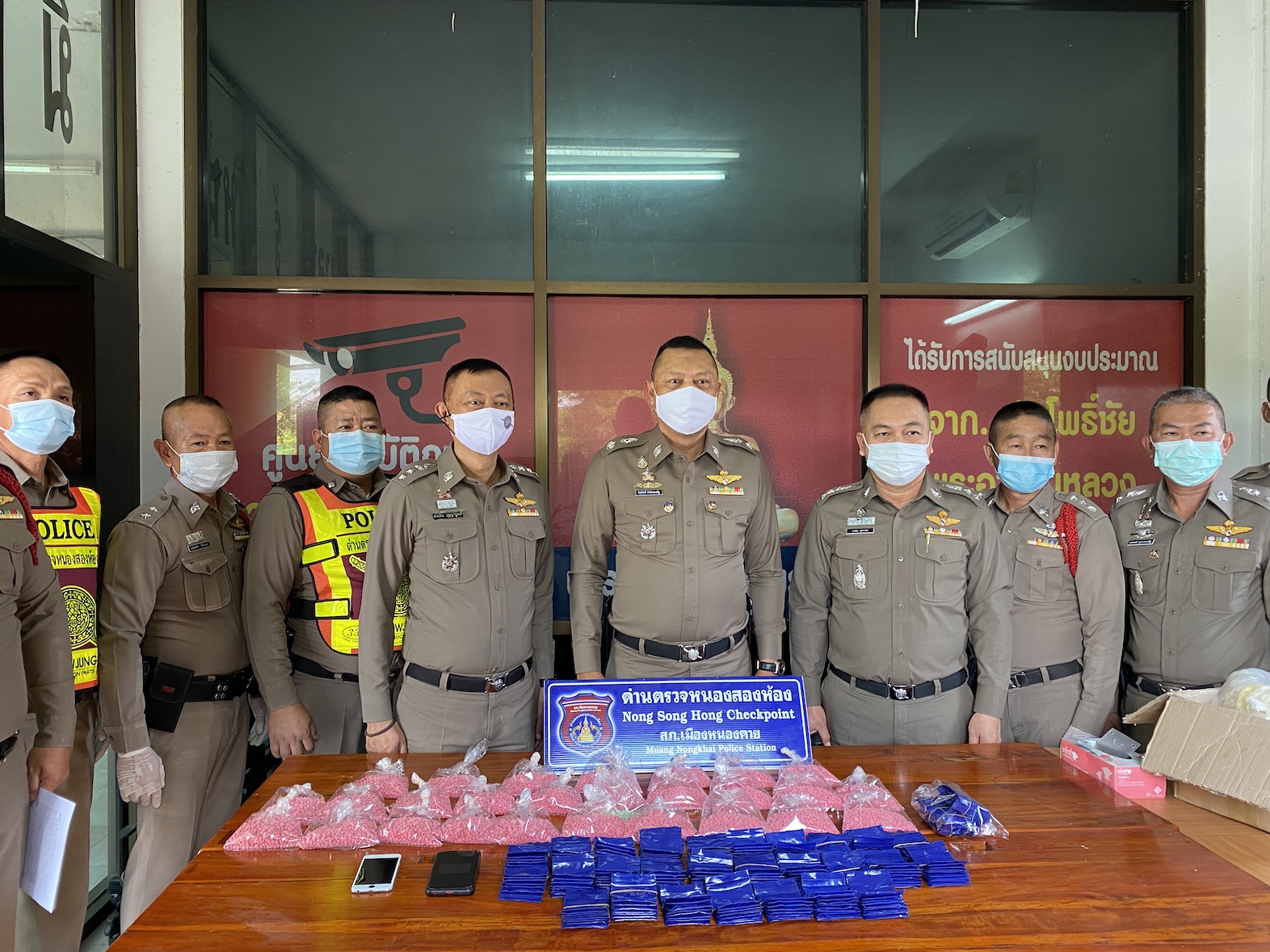 จนท. ประจำด่านตรวจหนองสองห้อง สภ.เมืองหนองคาย จับ 2 หนุ่ม ขนยาบ้าเกือบ 6 หมื่นเม็ด 
