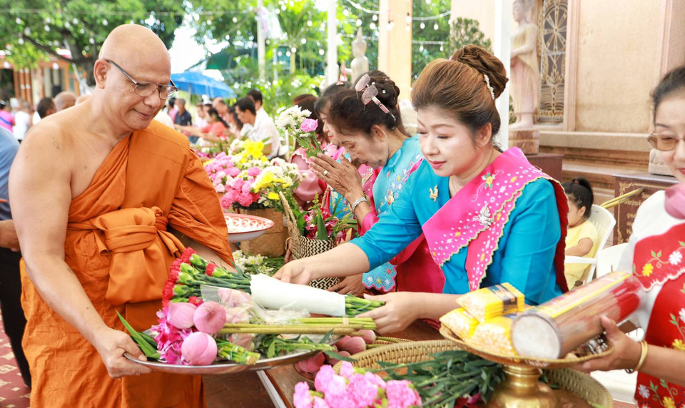 งดงาม! ตักบาตรดอกไม้–โกนจุก ประเพณีโบราณชาวมอญเมืองปทุมฯ สืบสานวัฒนธรรมวันออกพรรษา