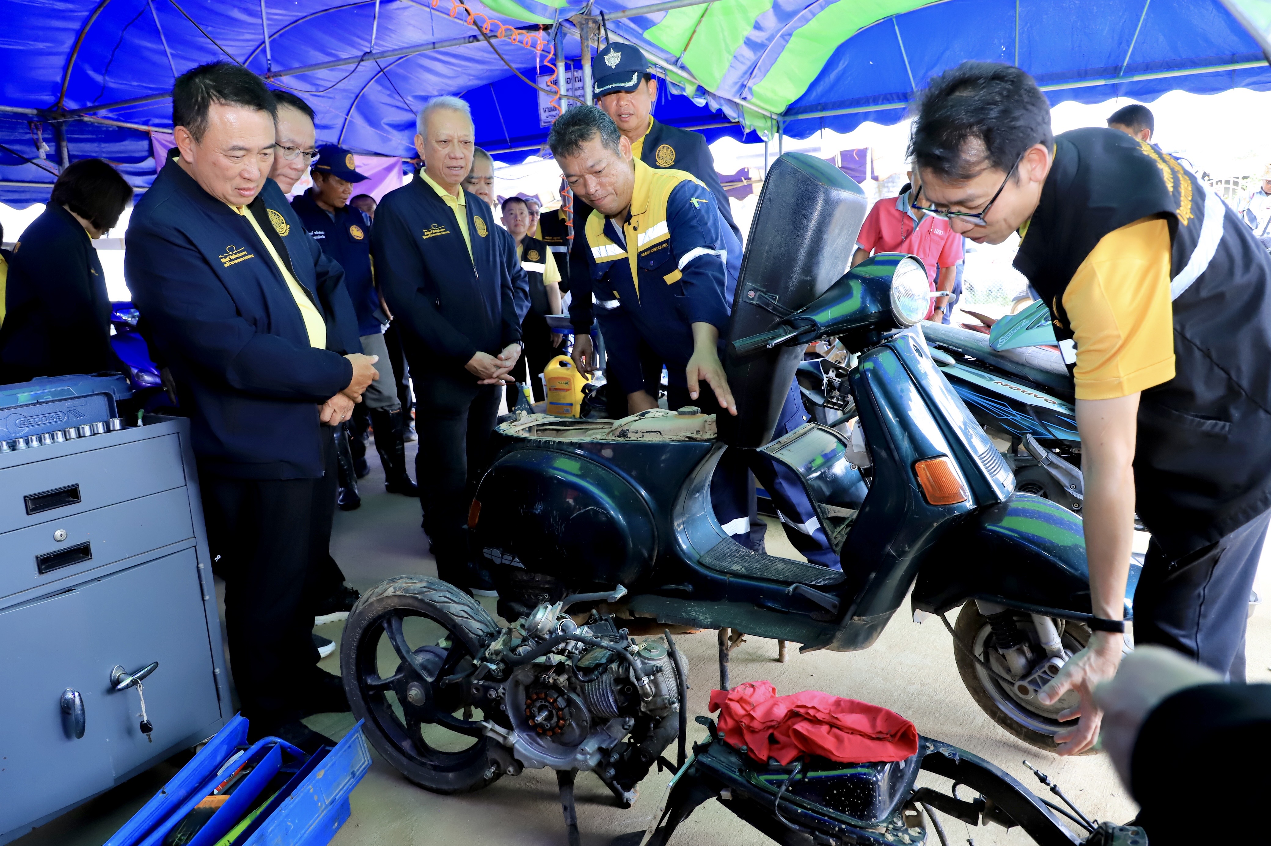 "พิพัฒน์" เตรียมระดมช่างไฟฟ้าตรวจเช็คระบบไฟฟ้าภายในอาคาร ช่วยแรงงานที่ถูกน้ำท่วม