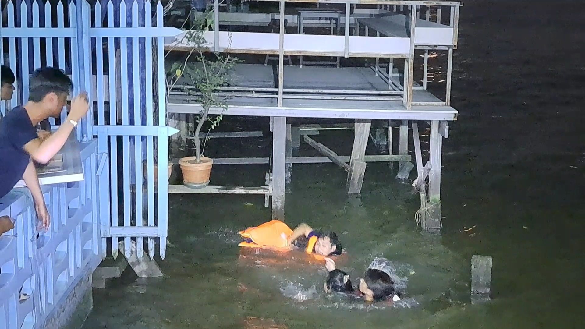  นาทีระทึก! สาวเครียด​ หวังโดดสะพานพระราม 5 ตาย​  โชคดีกู้ภัยเร่งช่วยขึ้นจากน้ำไว้ได้