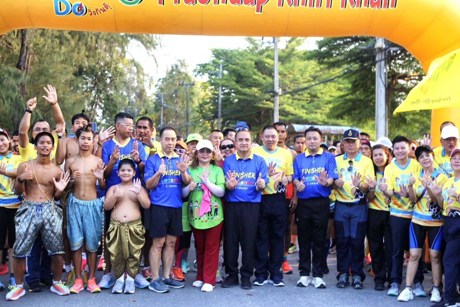 พ่อเมืองประจวบฯ นำนักวิ่งนับพันคน"วิ่งกันดุ๊"สนาม 6 คึกคักรอบอ่าวมะนาว 