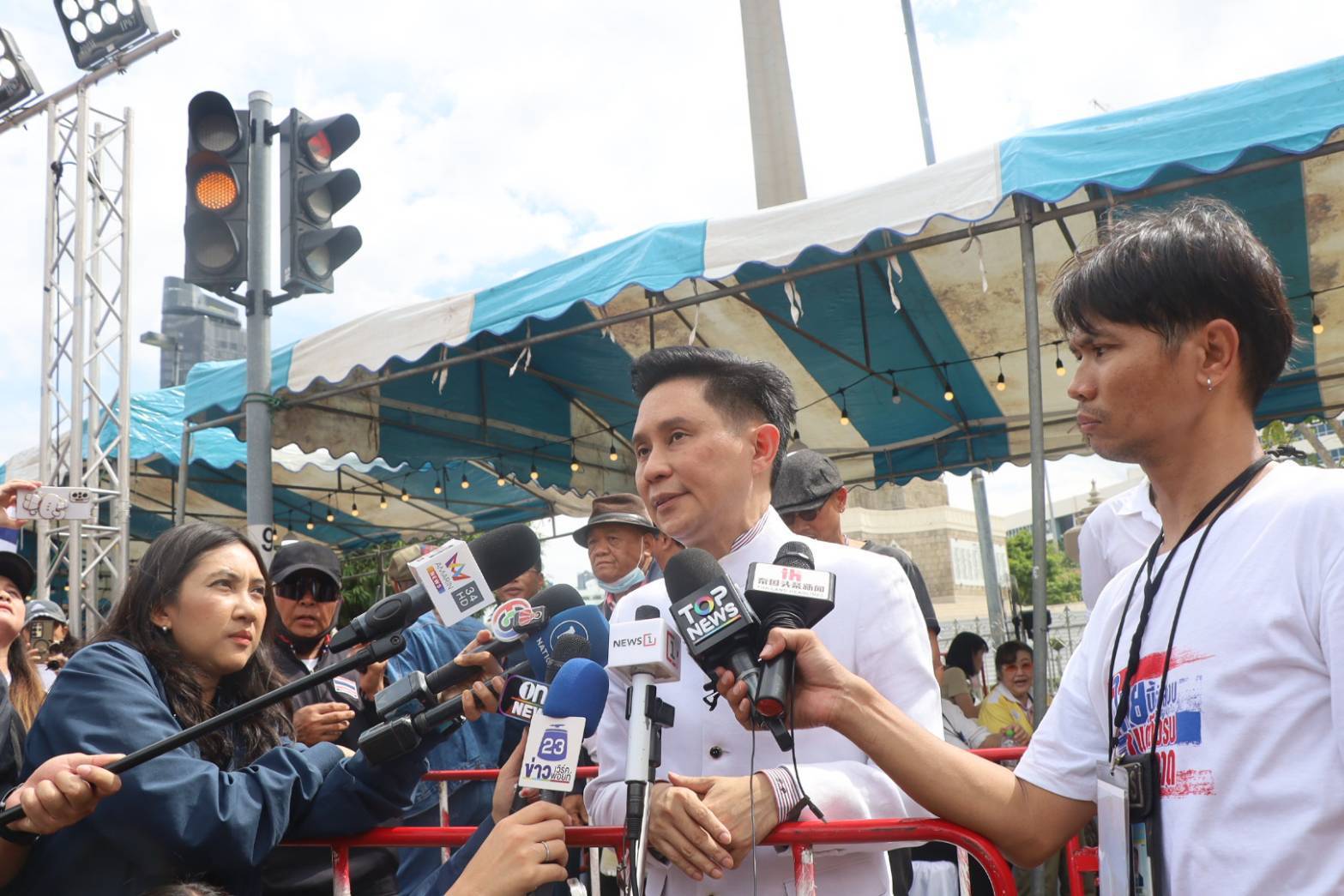 อ.ปานเทพ พอใจภาพรวมร่วมชุมนุม 6 โมงเย็น!! รอดูภาพธงชาติไทยโบกสะบัดทั่วอนุสาวรีย์ชัยฯและทั่วประเทศ