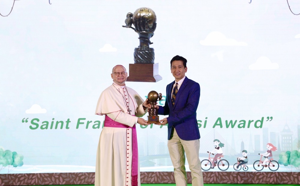 ขอแสดงความยินดี “รศ.ดร.สิงห์ อินทรชูโต” รับรางวัลเกียรติคุณ นวัตกรรมรักษ์โลก St.Francis of Assisi Award