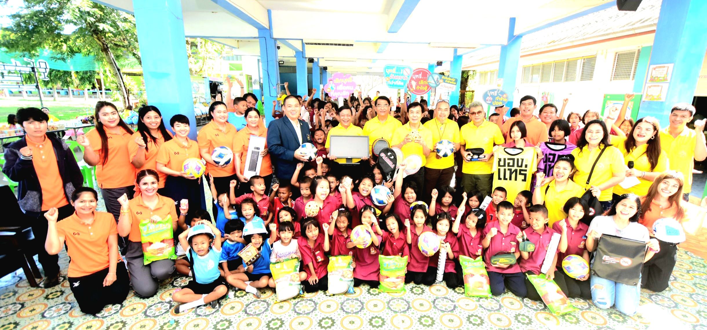“อลงกรณ์”นำคณะชมรมช่างภาพการเมือง ร่วมกิจกรรมสร้างสัมพันธ์ CSR ส่งเสริมการศึกษาเพื่อน้อง