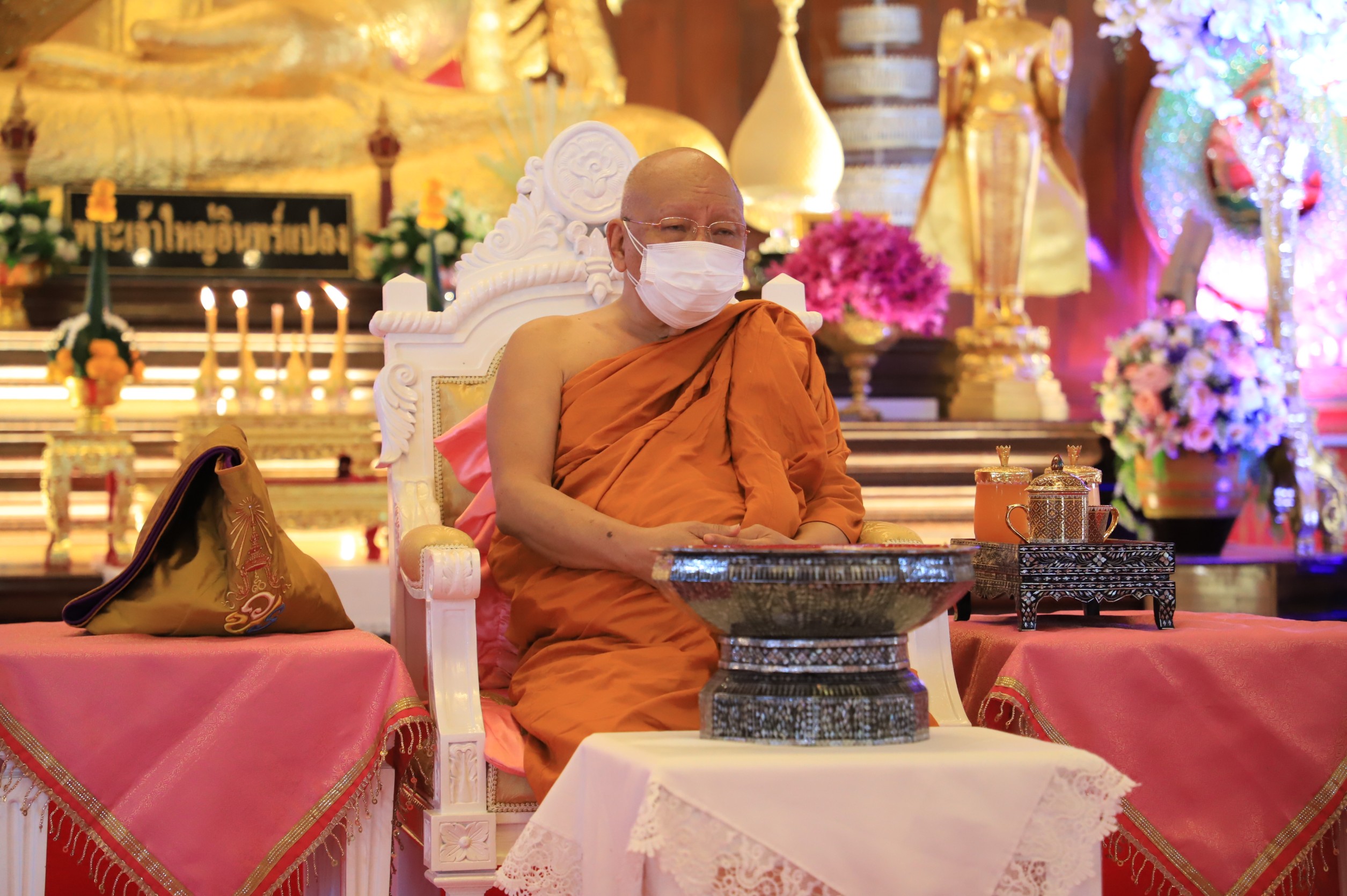 สมเด็จพระมหาธีราจารย์ ถวายกัปปิยภัณฑ์และเครื่องสมณบริโภคช่วยเหลือวัดที่ประสบอุทกภัย ที่ จังหวัดอุบลราชธานี