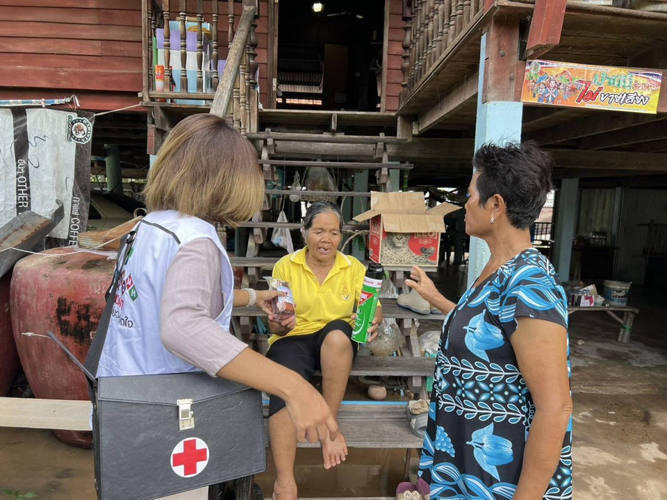 สาธารณสุขไชโยลงพื้นที่ช่วยผู้ประสบอุทกภัย มอบยาสามัญ–ป้องกันน้ำกัดเท้า