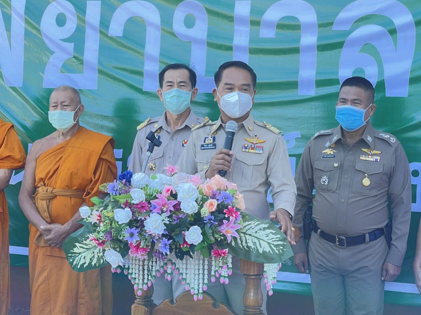ผู้ว่าฯศรีสะเกษ เปิดเพิ่มโรงพยาบาลสนามอีกแห่งที่กันทรารมย์  คณะสงฆ์-เอกชนมอบของมอบเงินให้สู้โควิด-19  