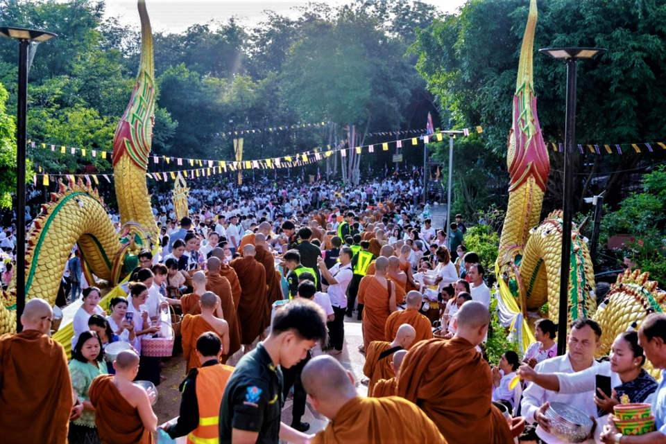 อบจ.อุดรธานี สืบสานประเพณีออกพรรษา ตักบาตรเทโว–ห่มผ้าองค์พระใหญ่ วัดเขาช่องชาด