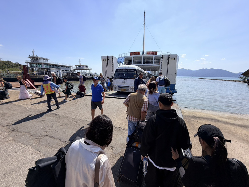 แหลมงอบแน่น! นักท่องเที่ยวแห่ข้ามฟากเกาะช้างรับปีใหม่ เกาะกูด-เกาะหมากมั่นใจปลอดภัย 