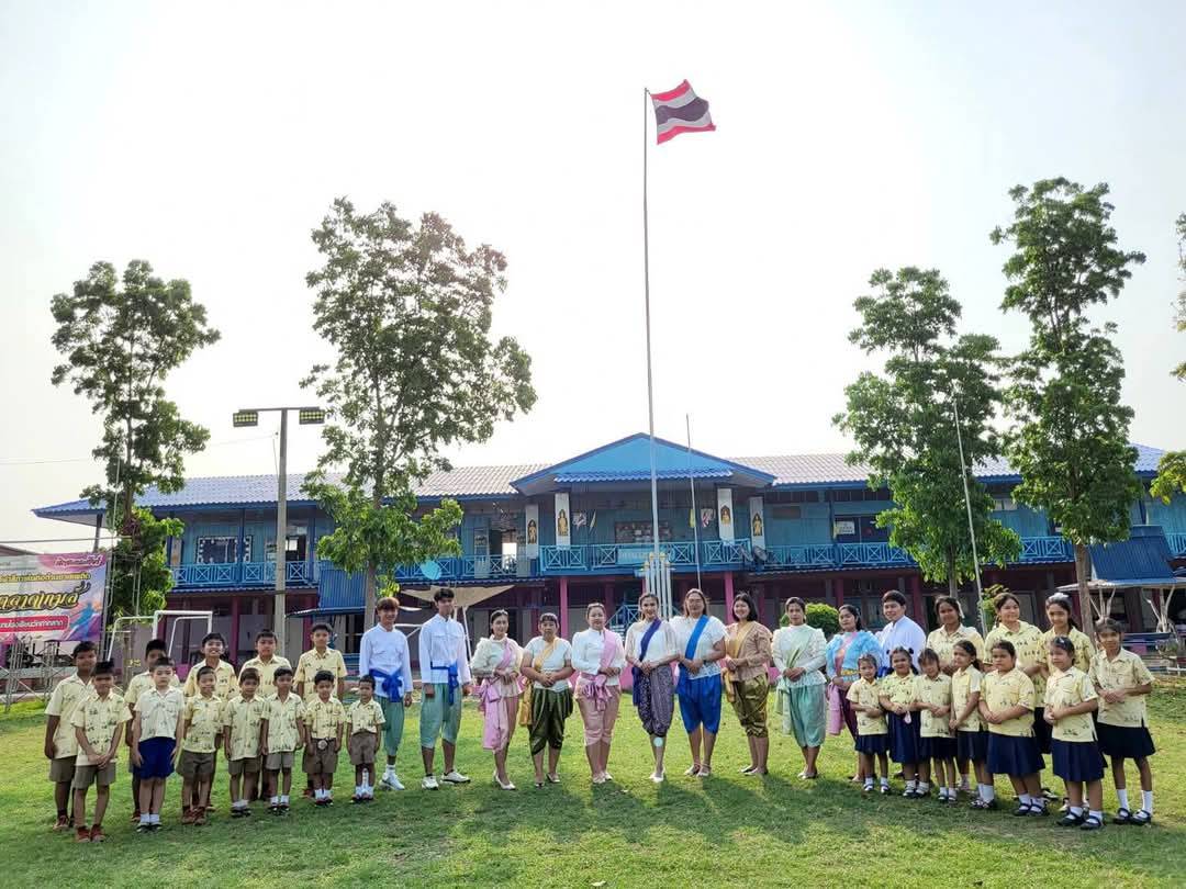 โรงเรียนวัดท่าตลาด ผู้บริหารคณะครูและบุคลากรทางการศึกษา ร่วมแต่งกายย้อนยุค สมัยรัชกาลที่ 5