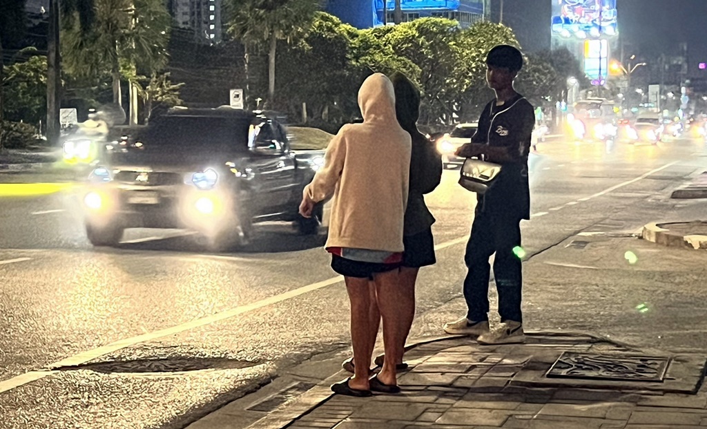 เร่งล่าตัวพี่น้องจอมโฉด ลวง 2 สาวพี่น้องกระทำชำเรา