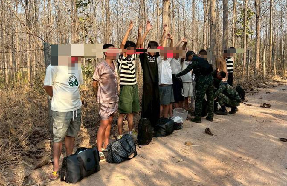 ทหาร ฉก.ราชมนู จับ 13 ชาวจีนลอบข้ามแม่น้ำเมย เข้าไทยชายแดนแม่สอด