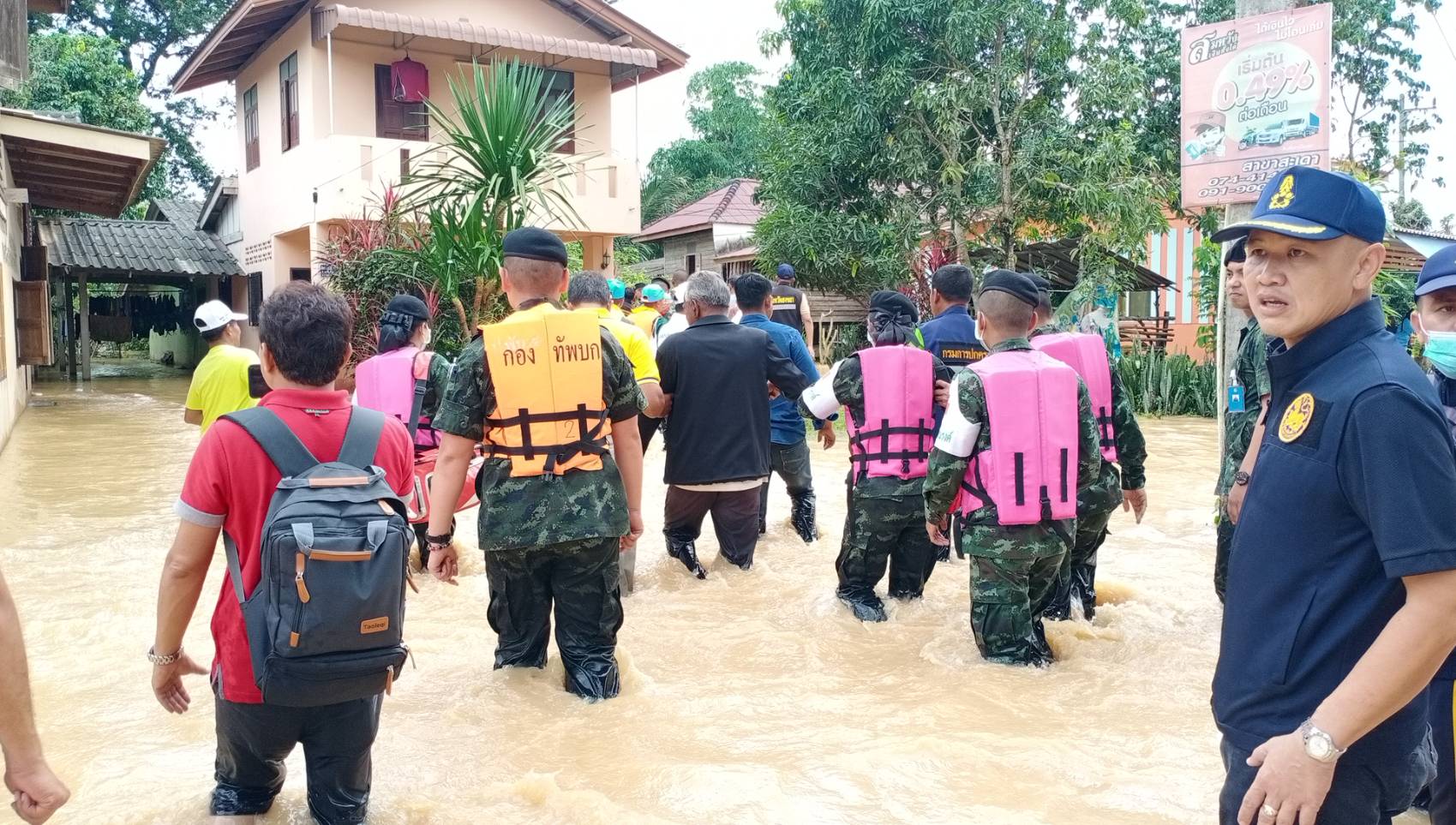 "นิพนธ์" และแม่ทัพภาค4ลงพื้นที่ช่วยชาวบ้านถูกน้ำท่วม