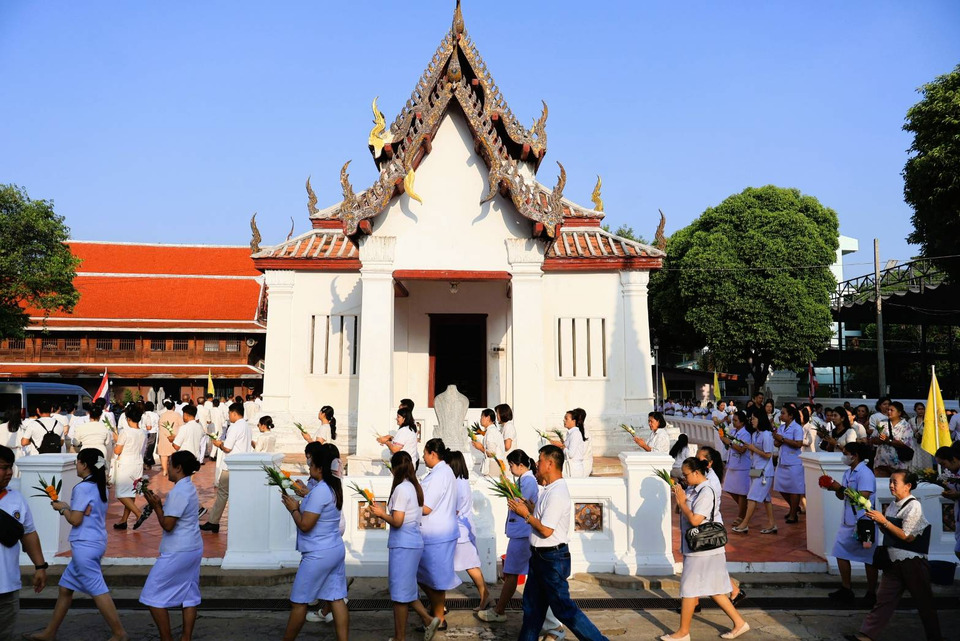 อิ่มบุญถ้วนหน้า! พุทธศาสนิกชนชาวลพบุรีร่วมใจน้อมรำลึกพุทธคุณ นำเยาวชนเวียนเทียนถวายเป็นพุทธบูชาเนื่องในวัน“วิสาขบูชา”