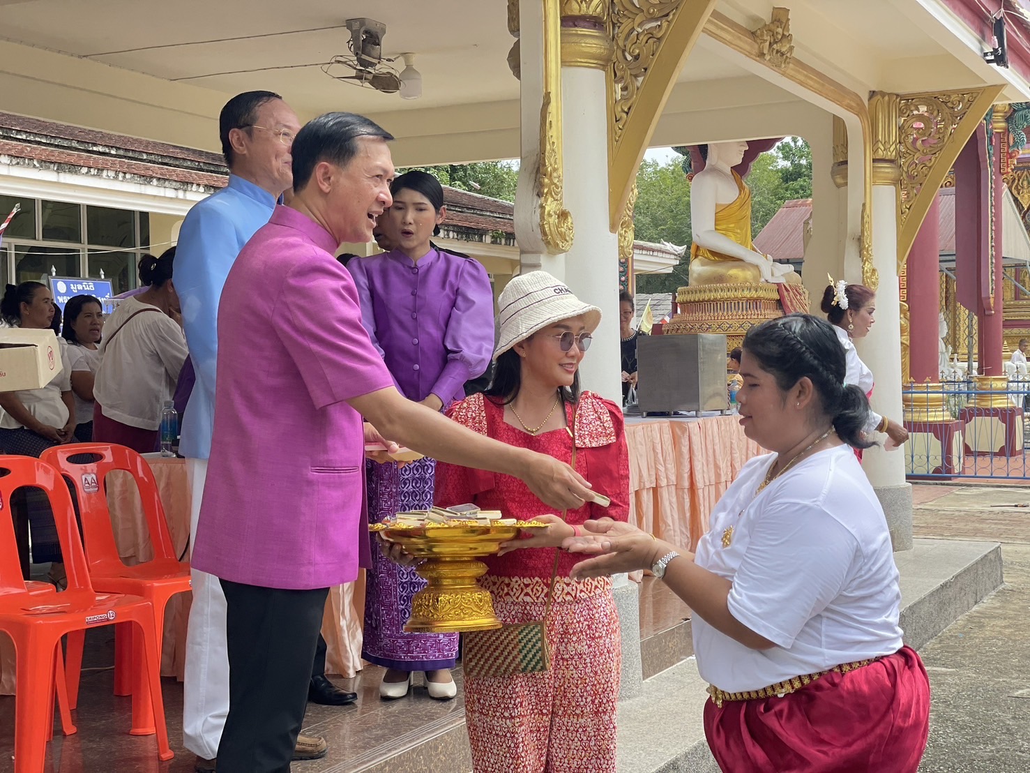 ผู้ว่าฯ นราธิวาส ร่วมทอดกฐิน ณ วัดประชุมชลธารา อำเภอสุไหงปาดี      
