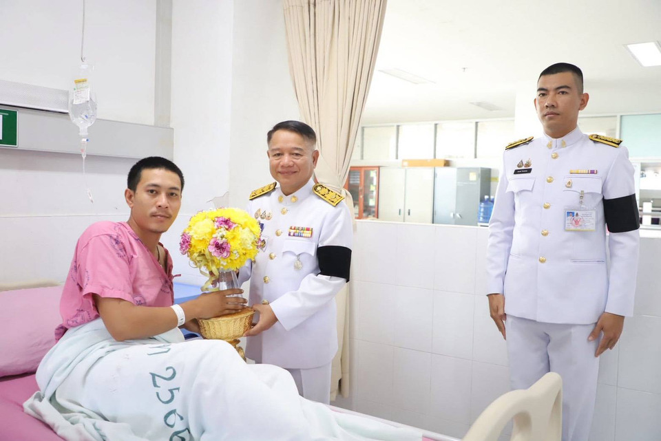 ในหลวง โปรดเกล้าฯ "ผู้ว่าฯสุรินทร์" เชิญดอกไม้-สิ่งของพระราชทาน มอบ "ส.อ.เสฐสิทธิ์-ส.ท.จิรวัฒน์" รับบาดเจ็บจากเหตุปะทะไทย-กัมพูชา 