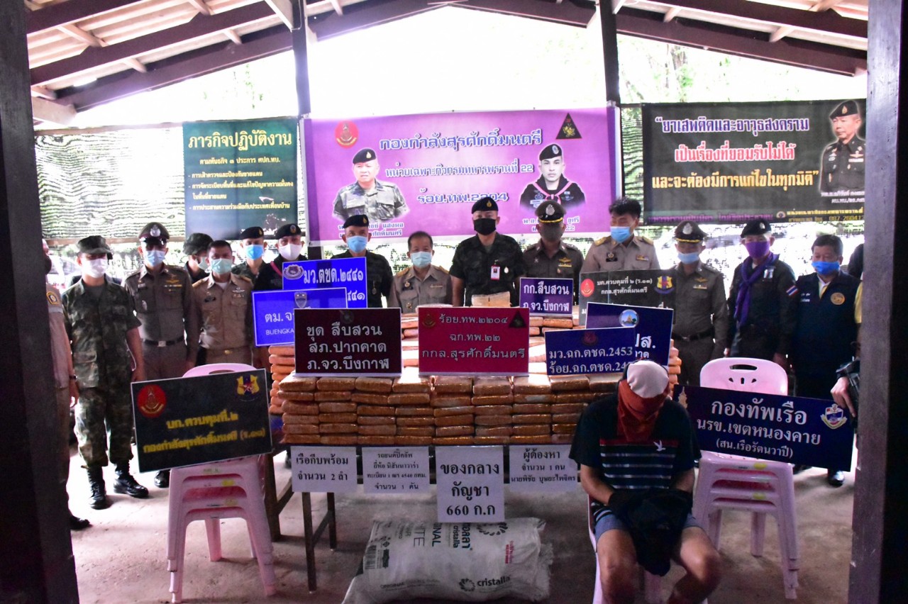 ผบ.กรม.ทพ.22 นำกำลังพล ร้อย.ทพ.2204 ร่วมหน่วยงานใน อ.ปากคาด จ.บึงกาฬ ยึดกัญชา 660 แท่ง ผู้ต้องหา 1 ราย