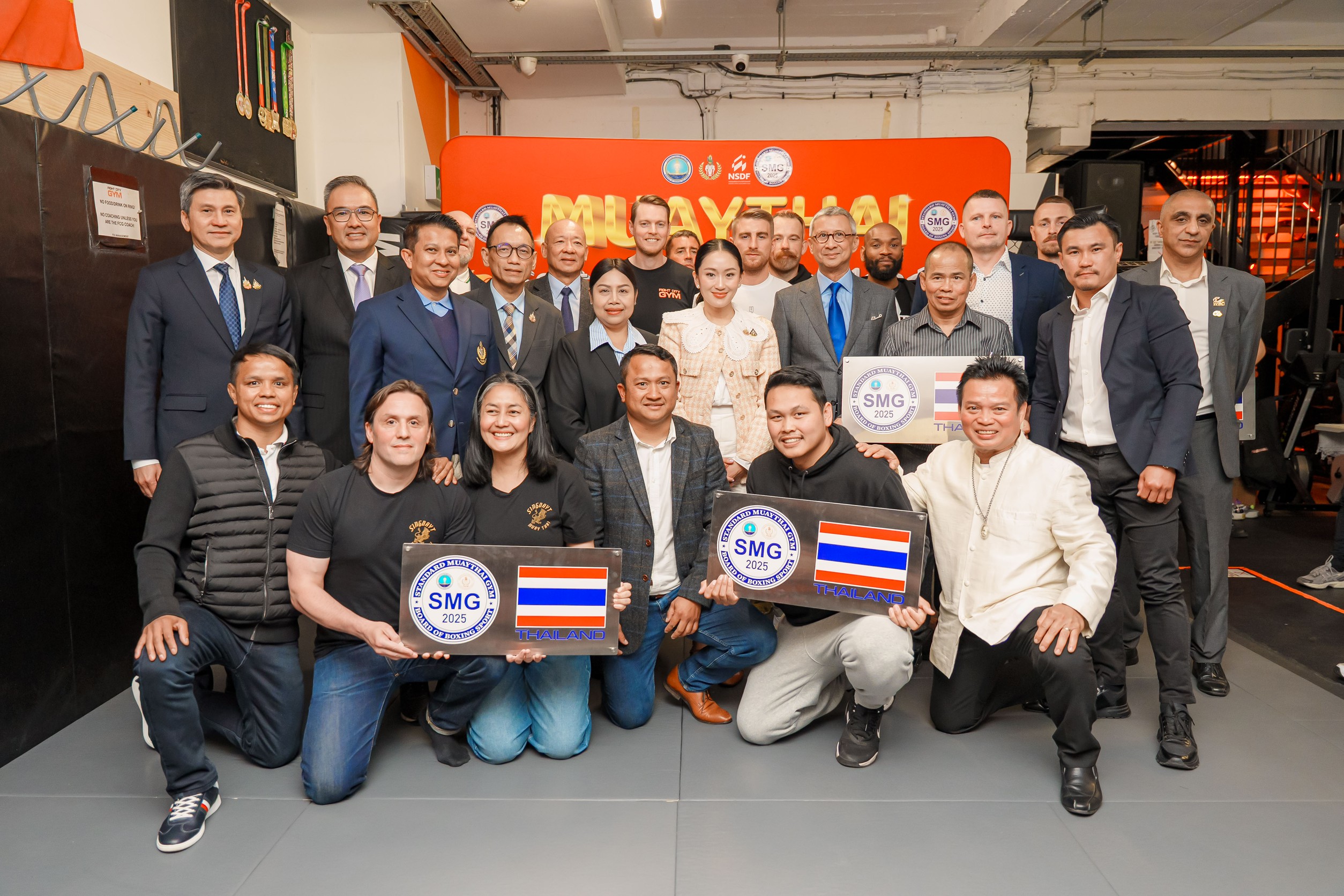 นายกฯ เยี่ยมชมค่ายมวยไทยในลอนดอน พบ ครูมวยชาวไทย-ผปก.นำเข้าอุปกรณ์มวยไทย