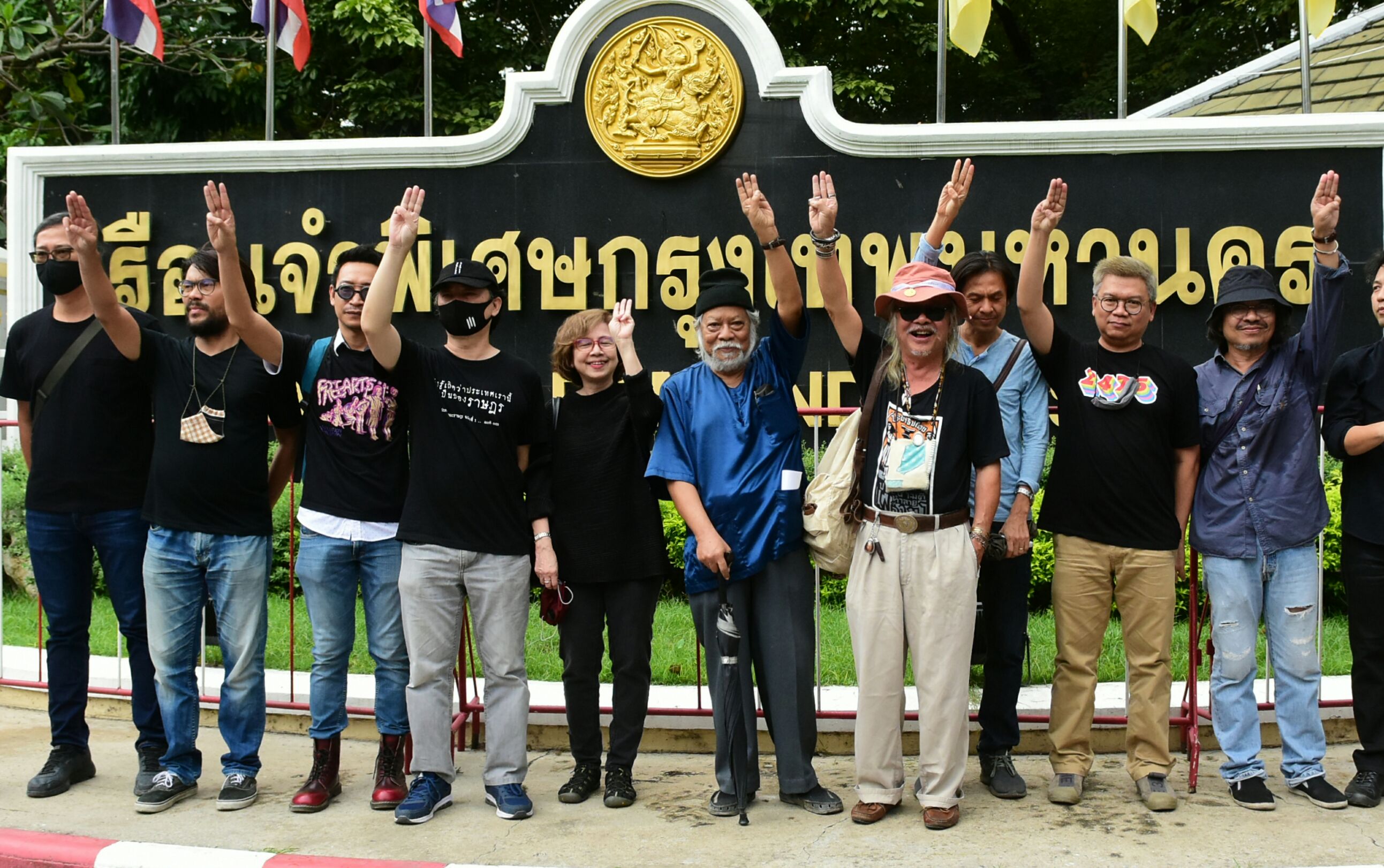 "นักเขียน-บรรณาธิการ"  จัดกิจกรรมเยี่ยมเยียนให้กำลังใจ  "นิสิต-นศ. และนักกิจกรรมเคลื่อนไหวทางการเมือง" เรือนจำพิเศษกรุงเทพ