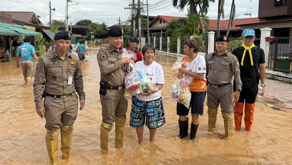 ตำรวจลุยน้ำท่วมน่าน! ตั้งโรงครัวพระราชทาน ส่งอาหาร-ถุงยังชีพช่วยผู้ประสบภัย