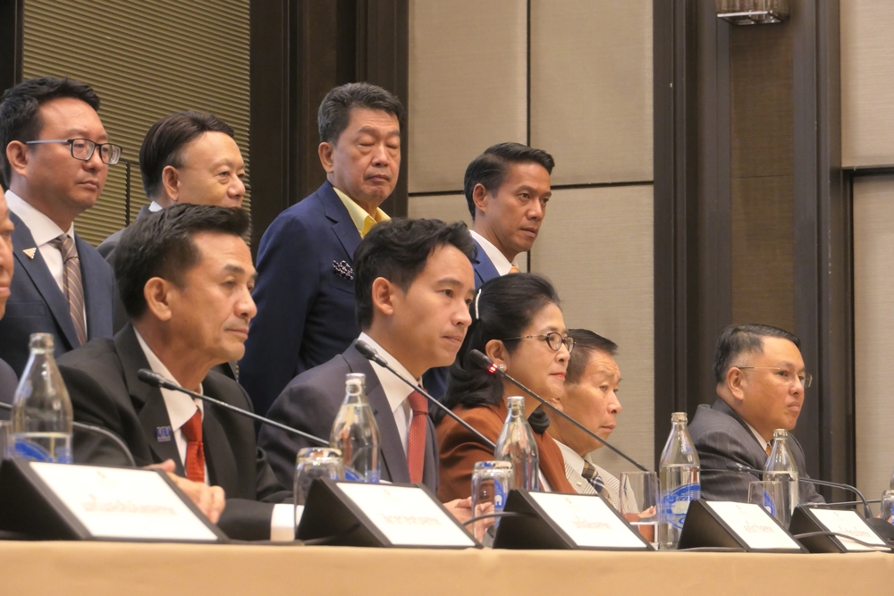 "7 พรรค" ประสานเสียงหนุน "พิธา" นั่งนายกฯ "คุณหญิงหน่อย" ย้ำจุดยืน "ไทยสร้างไทย" ปกป้องสถาบัน ไม่ใช้ม.112 ทำร้ายใคร เรียกร้องทุกฝ่ายเคารพเสียงปชช.