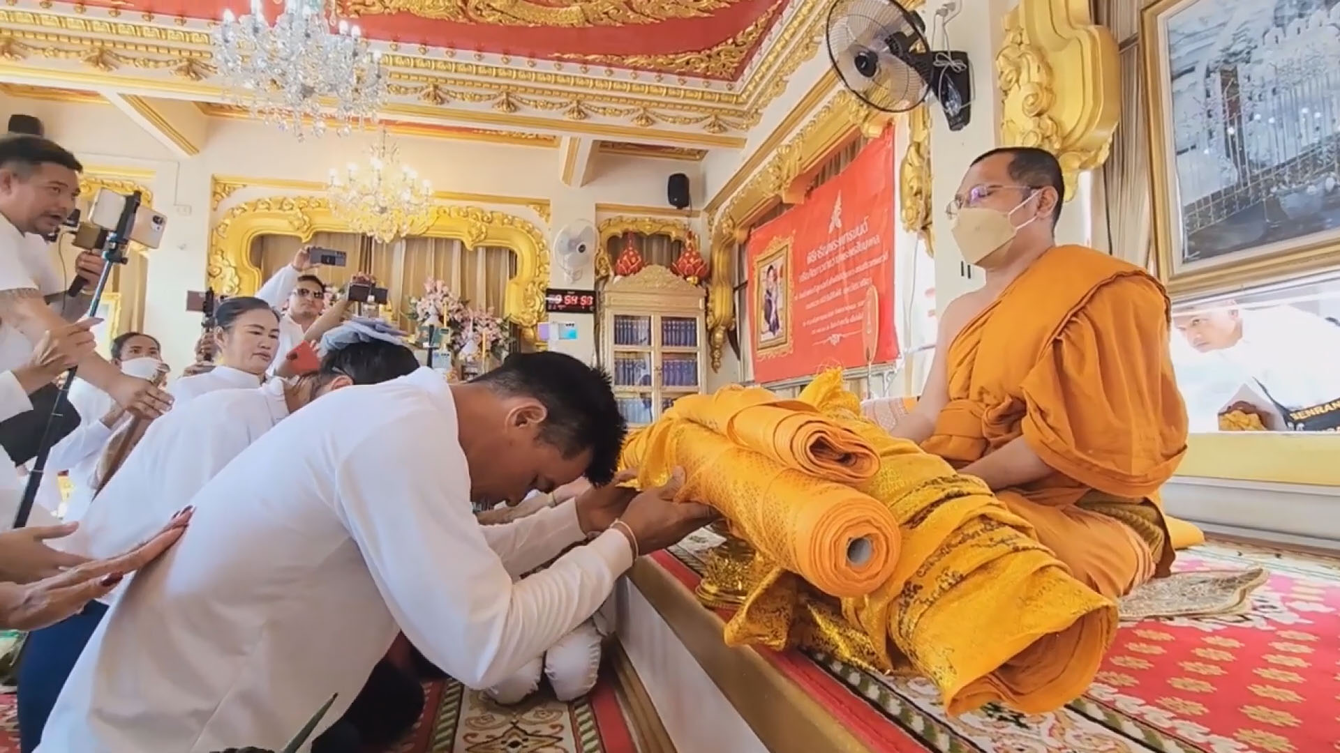 'ลุงพล-ป้าแต๋น'นำทีมถวายต้นเงินกว่า 2 แสนบาทเป็นพุทธบูชาองค์พระธาตุพนม