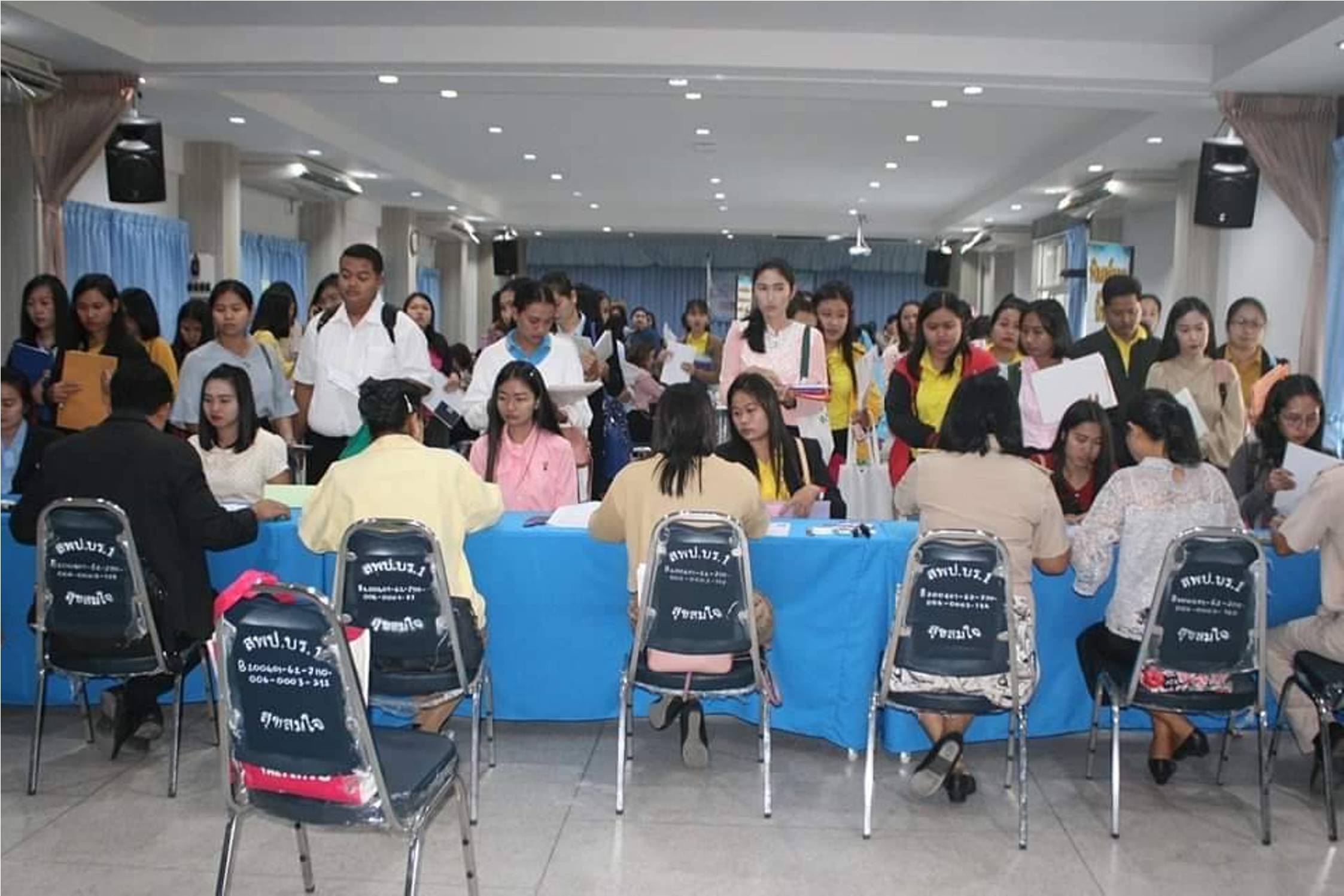 แห่สมัครสอบพนักงานราชการทั่วไป ตำแหน่งครูผู้สอน สพป.บุรีรัมย์ เขต 1 วันแรก เกือบ 500 คน 