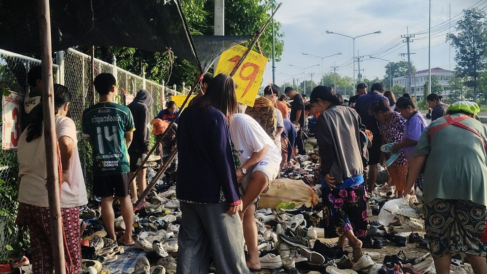 ธารน้ำใจหลั่งไหล! “ป้าลออง” พลิกวิกฤตแจกรองเท้ามือสองฟรีแลกค่าน้ำมัน “ชาวกาฬสินธุ์” แห่อุ้มชูไม่ทอดทิ้งคนสู้ชีวิต