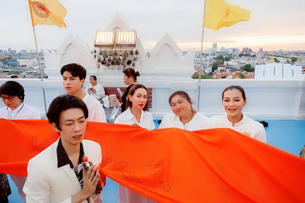 กลุ่มศิลปินจิตอาสา ร่วม “ห่มผ้าพระบรมเจดีย์ภูเขาทอง” เสริมบารมี สืบสานพุทธศาสนา