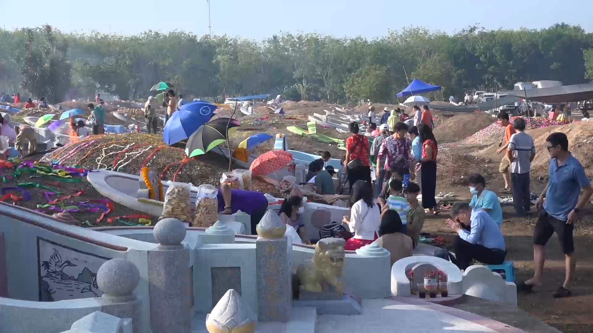 สุสานจีนบ้านระตะคึกคักลูกหลานมาไหว้เช็งเม้งกันเป็นจำนวนมาก