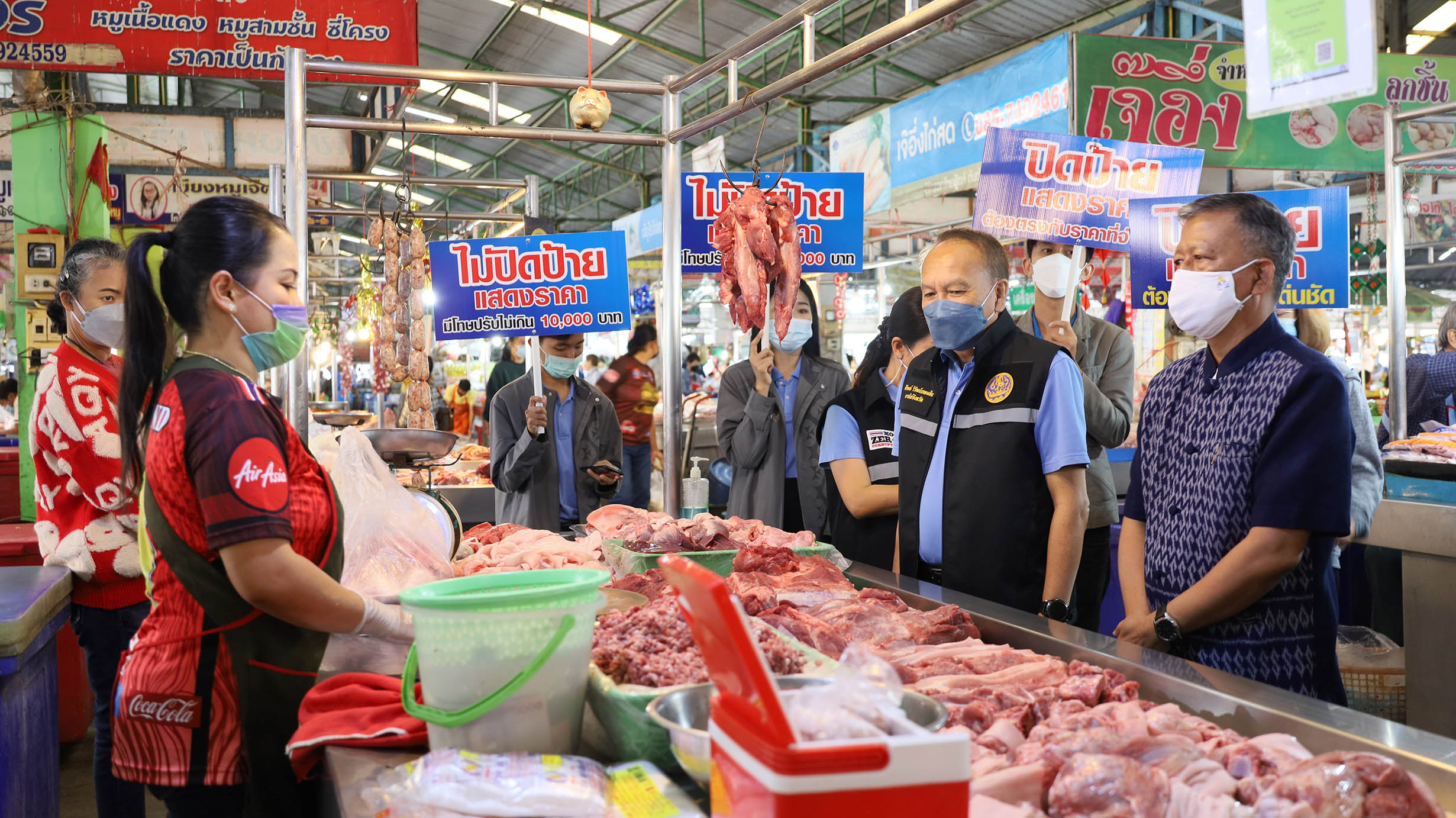   กาฬสินธุ์เปิดจุดจำหน่ายเนื้อหมู-ไข่ไก่ราคาถูกลดค่าครองชีพช่วยประชาชน