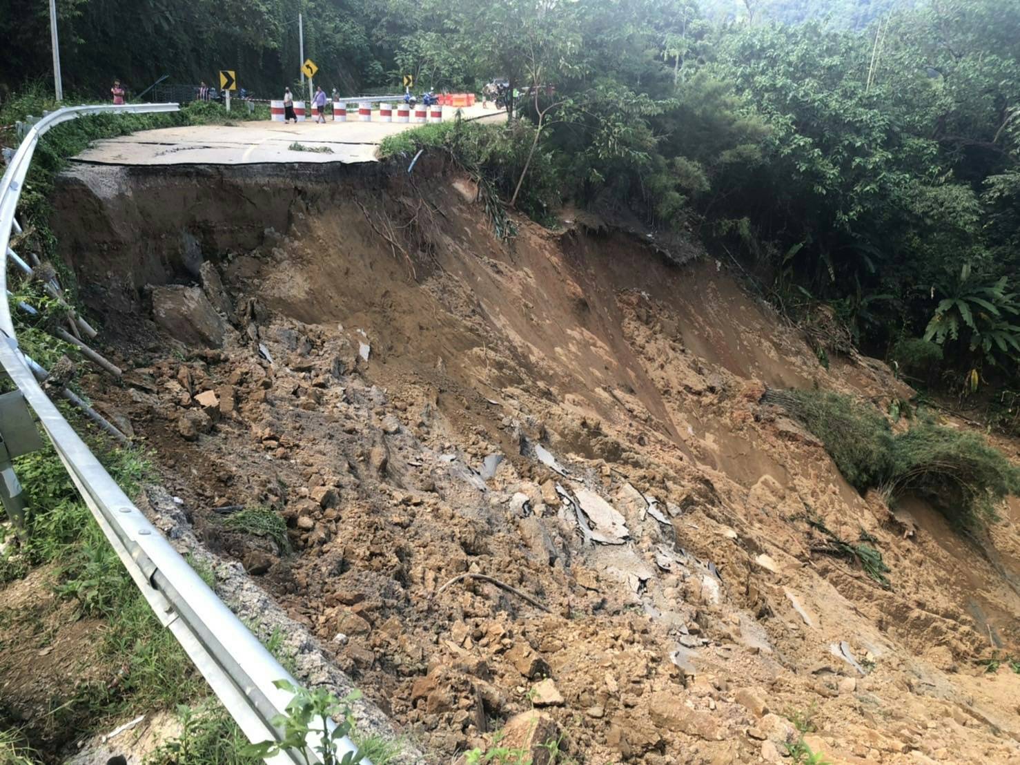 รรท.ผวจ.ตาก มอบ ปจ.ตาก ลงพื้นที่ตรวจสอบเหตุดินสไลด์  ถนนสาย 1175 บ้านตาก – แม่ระมาด