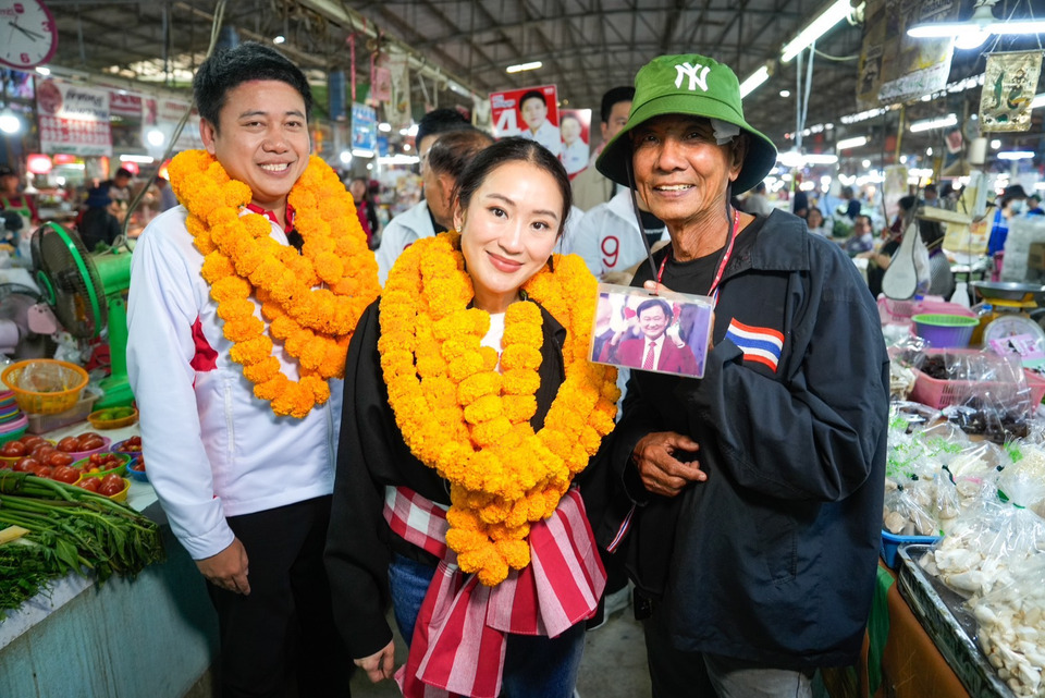 "อิ๊งค์" ลุยสันกำแพง-ท่าแพ ช่วยผู้สมัครสส.เชียงใหม่ หาเสียง ขอช่วยผลักดัน "ดร.เชน-เพื่อไทย" ให้ได้เป็นรัฐบาล